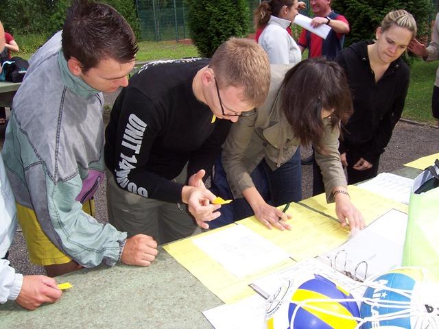 Beachturnier_Chemnitz (9).JPG - Hier stehen die Kapitäne von jedem Pärchen bei der Auslosung